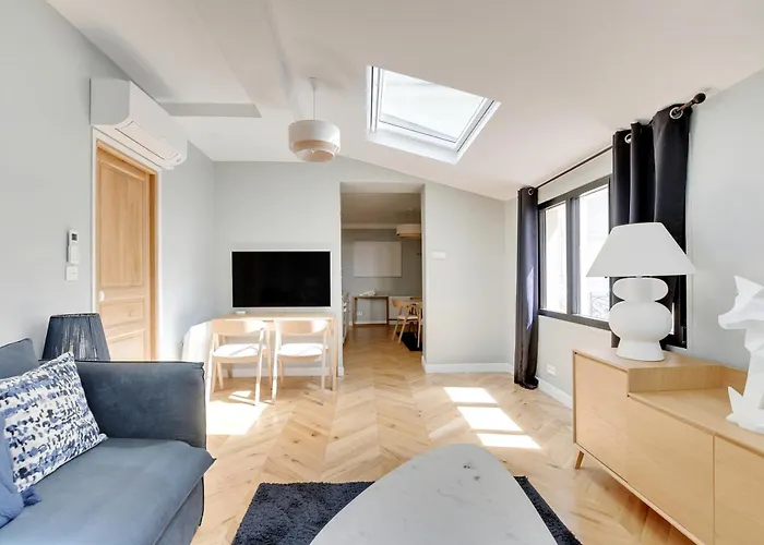 Pick A Flat\'S Apartments In Montmartre - Rue Lepic
