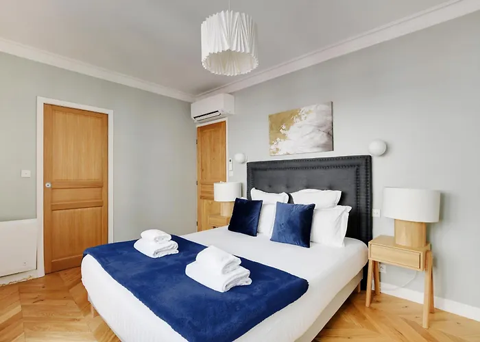 Pick A Flat\'S Apartments In Montmartre - Rue Lepic